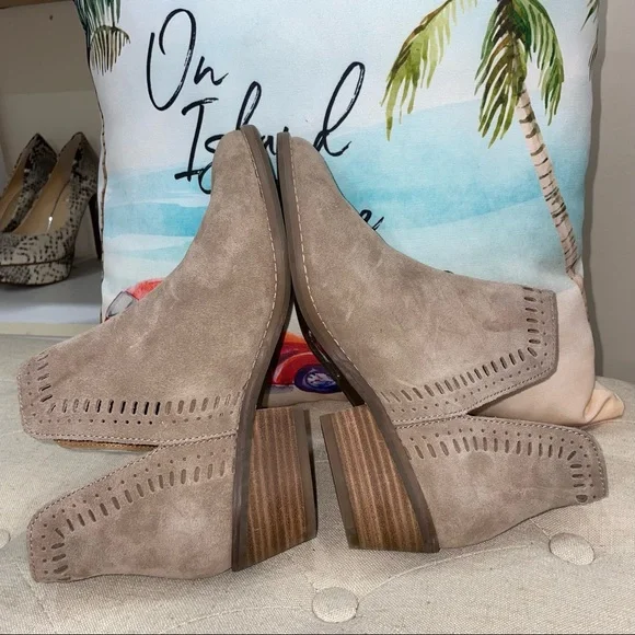 Lucky Brand NWOB! Francee Tan Suede Perforated Edge Boot - Picture 8 of 13